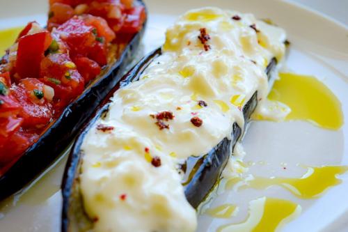 Запеченный баклажан со страчателлой. Запеченные баклажаны с сальсой из томатов и страчателлой