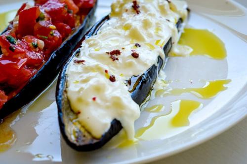 Запеченный баклажан со страчателлой. Запеченные баклажаны с сальсой из томатов и страчателлой