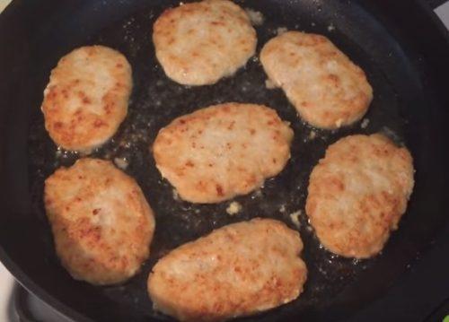 Какие ингредиенты необходимы для приготовления котлет из куриной грудки. Куриные котлеты — простой рецепт приготовления котлет из грудок