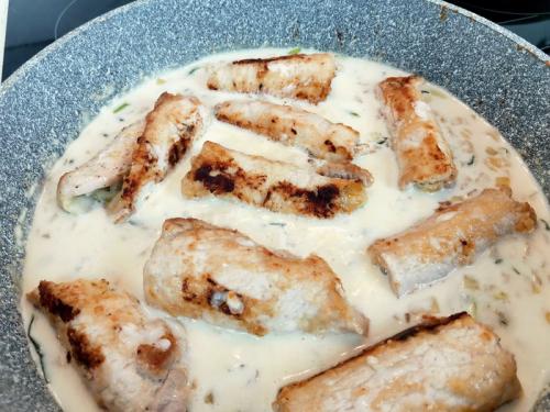 Рулетики с мясом и дольки в сливочном соусе. Мясные рулетики с маринованным луком в сливочном соусе