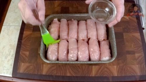 Свиные рулетики с сыром в сметанном соусе. Мясные рулетики с сырной начинкой в сметанно-чесночном соусе