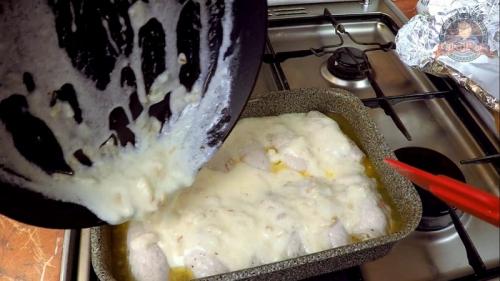 Свиные рулетики с сыром в сметанном соусе. Мясные рулетики с сырной начинкой в сметанно-чесночном соусе