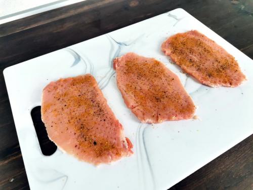 Рулетики с мясом и дольки в сливочном соусе. Мясные рулетики с маринованным луком в сливочном соусе