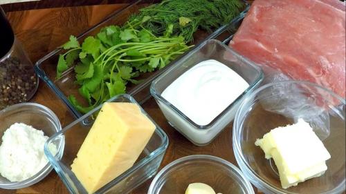 Свиные рулетики с сыром в сметанном соусе. Мясные рулетики с сырной начинкой в сметанно-чесночном соусе