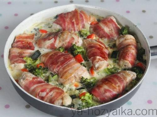 Куриные рулетики с беконом в сливочном соусе на сковороде. Курица в беконе в сливочном соусе с овощами