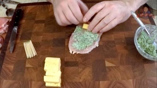 Свиные рулетики с сыром в сметанном соусе. Мясные рулетики с сырной начинкой в сметанно-чесночном соусе