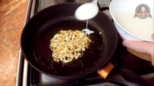 Свиные рулетики с сыром в сметанном соусе. Мясные рулетики с сырной начинкой в сметанно-чесночном соусе