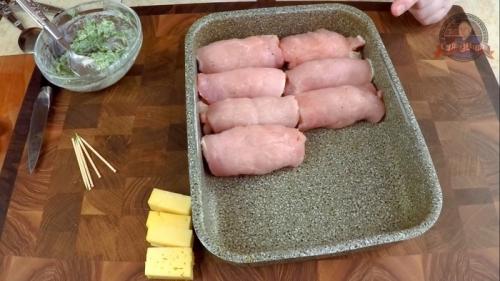 Свиные рулетики с сыром в сметанном соусе. Мясные рулетики с сырной начинкой в сметанно-чесночном соусе