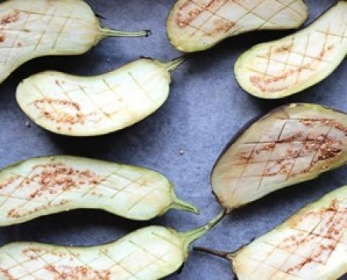 Баклажаны в духовке с соусом. Запеченные баклажаны с йогуртово-чесночным соусом