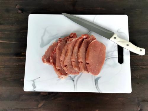 Рулетики с мясом и дольки в сливочном соусе. Мясные рулетики с маринованным луком в сливочном соусе