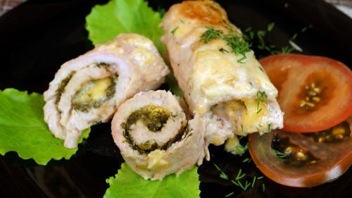 Свиные рулетики с сыром в сметанном соусе. Мясные рулетики с сырной начинкой в сметанно-чесночном соусе