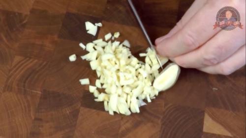 Свиные рулетики с сыром в сметанном соусе. Мясные рулетики с сырной начинкой в сметанно-чесночном соусе