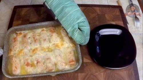 Свиные рулетики с сыром в сметанном соусе. Мясные рулетики с сырной начинкой в сметанно-чесночном соусе