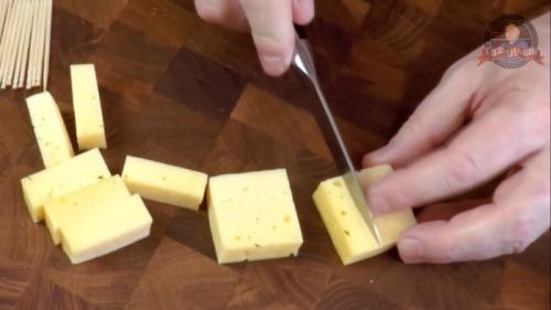 Свиные рулетики с сыром в сметанном соусе. Мясные рулетики с сырной начинкой в сметанно-чесночном соусе