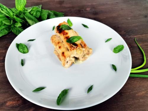 Рулетики с мясом и дольки в сливочном соусе. Мясные рулетики с маринованным луком в сливочном соусе