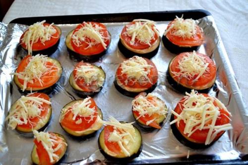 Как запечь баклажаны в духовке кольцами. Баклажаны кружочками в духовке с помидорами и сыром: рецепт с фото
