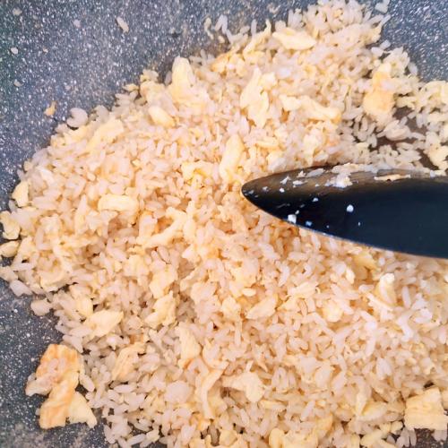 Как добавить вкус к жареный рис с креветками. Вчерашний рис будешь? А жареный с креветками?