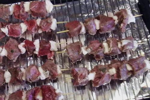 На каком режиме жарить шашлык в духовке. Маринад на основе сметаны: