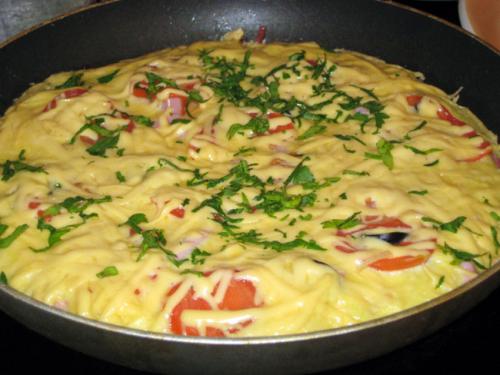 Рецепт пиццы без сметаны и кефира на сковороде. Пицца на сковороде без сметаны, дрожжей и яиц 07