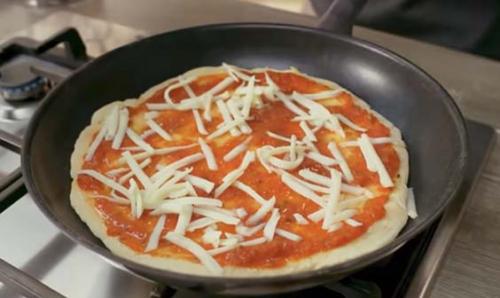Пицца на сковороде без сметаны на молоке. Как сделать пиццу на сковороде за 10 минут
