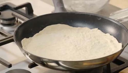 Пицца на сковороде без сметаны на молоке. Как сделать пиццу на сковороде за 10 минут