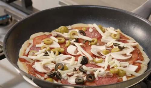Пицца на сковороде без сметаны на молоке. Как сделать пиццу на сковороде за 10 минут