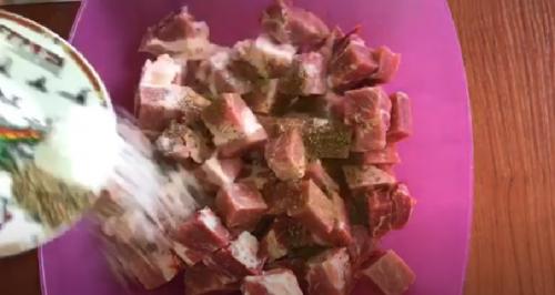 Шашлык в духовке с картошкой в фольге. Мясо, как шашлык в духовке в рукаве на луковой подушке