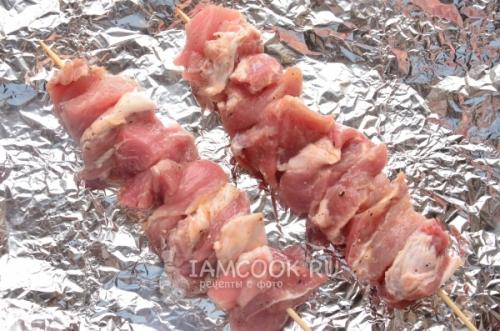 Мясо в духовке из свинины в фольге кусочками, как шашлык. Шашлык из свинины в фольге в духовке 05 Мясо в духовке из свинины в фольге кусочками, как шашлык. Шашлык из свинины в фольге в духовке 05