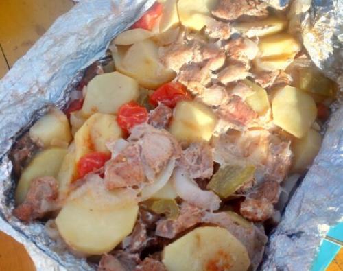Мясо с овощами в фольге на углях. Картофель с мясом в фольге на мангале