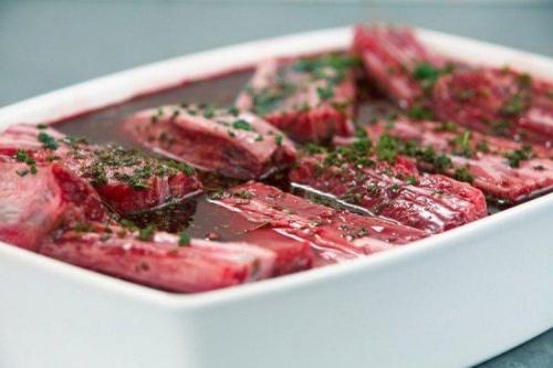 Свинина на мангале маринад. Маринад для шашлыка из свинины: 15 рецептов, чтобы сделать мясо мягким и сочным