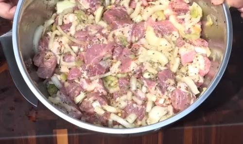 Секрет сочного шашлыка из свинины. Сочный шашлык из свинины — 7 самых вкусных маринадов, чтобы мясо было мягким