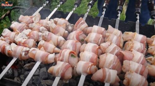 Рулетики с беконом на мангале. Куриные рулетики с начинкой из сыра в беконе на мангале Рецепт ВИДЕО