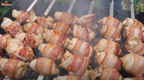 Куриный шашлык в беконе с сыром. Куриные рулетики с начинкой из сыра в беконе на мангале Рецепт ВИДЕО