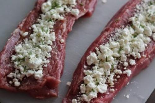 Свинина с беконом и сыром в духовке. Рулет из свинины с сыром