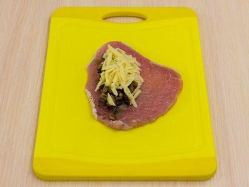 Рулетики из свинины с беконом на сковороде. Рулетики из бекона, сыра и грибов под томатным соусом