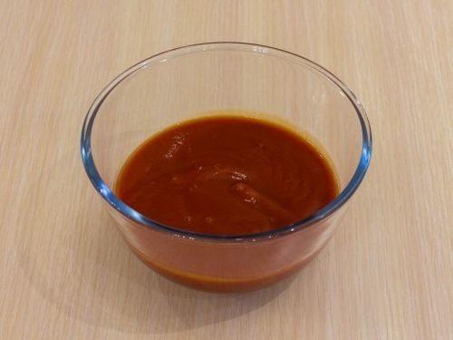 Рулетики из свинины с беконом на сковороде. Рулетики из бекона, сыра и грибов под томатным соусом