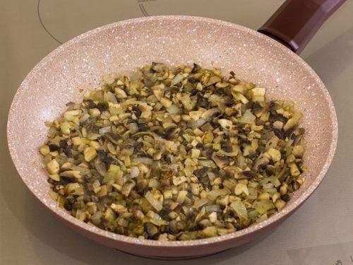 Рулетики из свинины с беконом на сковороде. Рулетики из бекона, сыра и грибов под томатным соусом