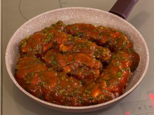 Рулетики из свинины с беконом на сковороде. Рулетики из бекона, сыра и грибов под томатным соусом