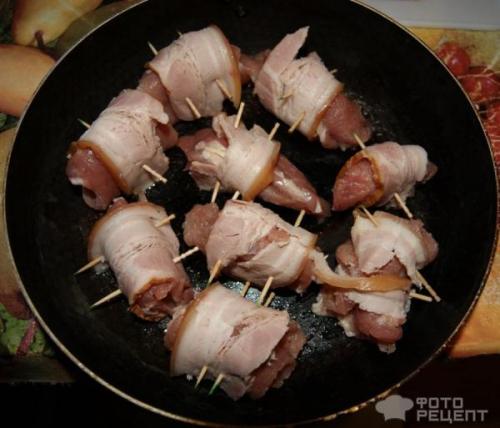 Рулетики из свинины с беконом и сыром. Рецепт: Свиные рулетики - с сыром в беконе