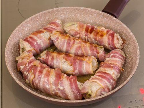 Рулетики из свинины с беконом на сковороде. Рулетики из бекона, сыра и грибов под томатным соусом