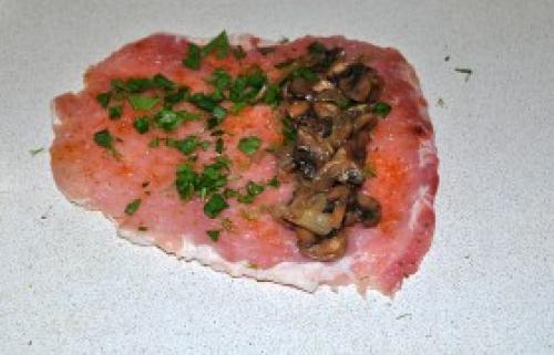 Рулетики из свиной вырезки с беконом. Свиные рулетики с грибами в беконе 03 Рулетики из свиной вырезки с беконом. Свиные рулетики с грибами в беконе 03