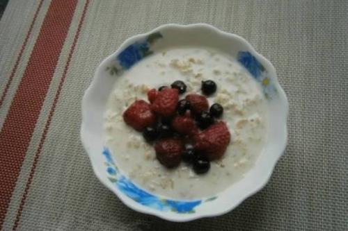 Сладкая овсянка на молоке. Овсяная каша на молоке – 10 рецептов, как вкусно сварить овсяную кашу