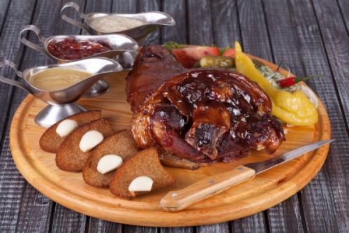 Какие ингредиенты необходимы для приготовления рульки вареной в пиве. 8 рецептов свиной рульки в пиве, которые под силу каждой