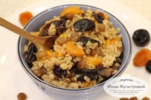 Овсяная каша с изюмом на воде. Овсяная каша с сухофруктами на воде