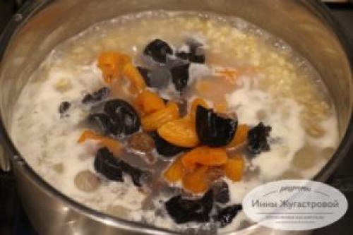 Овсяная каша с изюмом на воде. Овсяная каша с сухофруктами на воде