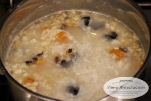 Овсяная каша с изюмом на воде. Овсяная каша с сухофруктами на воде