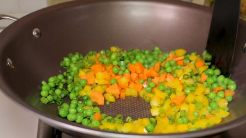 Что нужно для приготовления риса с креветками на сковороде с овощами. Жареный рис с креветками и овощами по-тайски