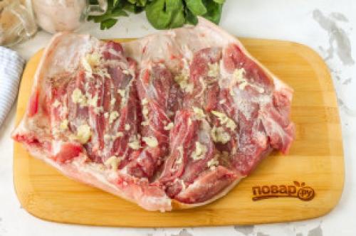 Что такое рулет из рульки вареный в пленке. Рулет из свиной рульки в пленке