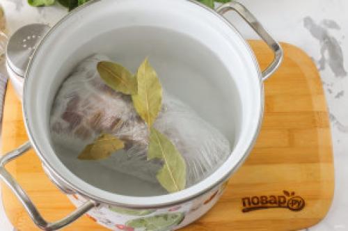 Что такое рулет из рульки вареный в пленке. Рулет из свиной рульки в пленке