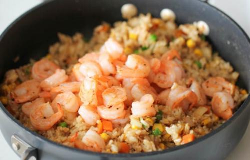 Жареный рис с креветками и овощами. Рис с креветками и овощами